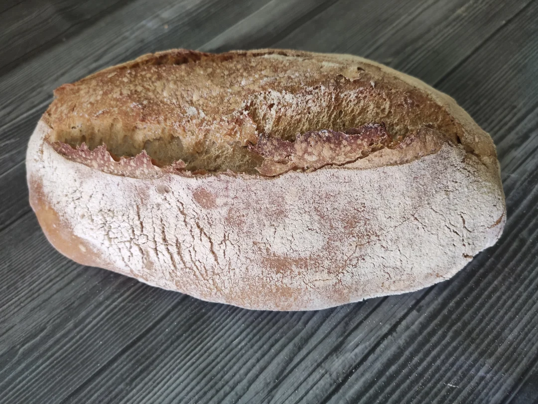 Pain paysan cuit au four à bois